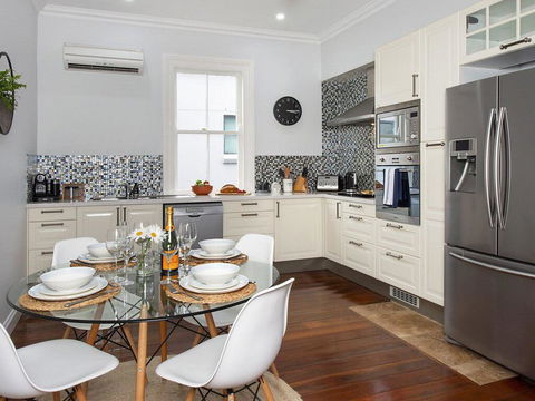 Ocean Mist Cottage - Across From Pet Friendly Beach - Accommodation Redcliffe 3