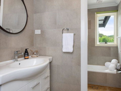 Ocean Mist Cottage - Across From Pet Friendly Beach - Accommodation Redcliffe 2