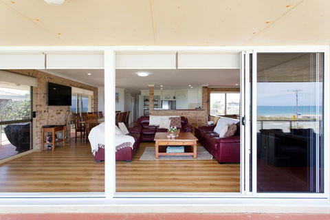 Ocean View Beach House - Accommodation Redcliffe 2