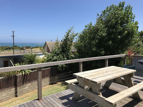 OCEAN VIEWS - Accommodation Redcliffe 2