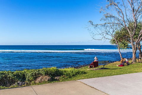 OCEAN WAVES - WiFi - Accommodation Redcliffe 2