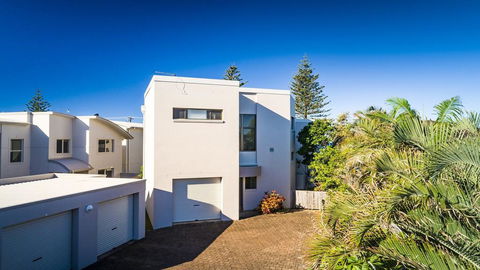 OCEAN WAVES - WiFi - Accommodation Redcliffe 3
