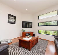 Ocean Whispers - Pets WiFi 300m Beach 3 Bdrm Linen - Accommodation Redcliffe