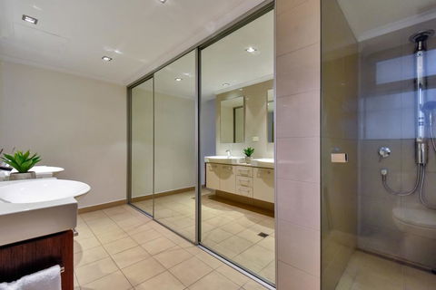 Oceana Darwin Central Oceanfront 3 Bedroom 2 Lounge Room Pool Gym Tennis Court Sleeps 9 - Accommodation Redcliffe 3