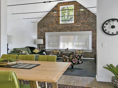 Old Bank Stables - 3 Night Weekends For Price Of 2 - Accommodation Redcliffe 2