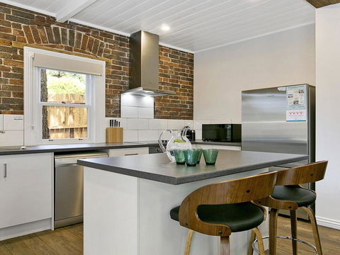 Old Bank Stables - 3 Night Weekends For Price Of 2 - Accommodation Redcliffe 1