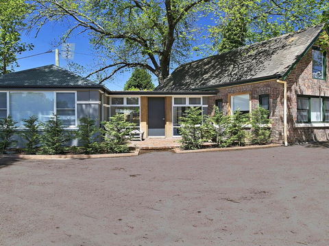 Old Bank Stables - 3 Night Weekends For Price Of 2 - Accommodation Redcliffe 0