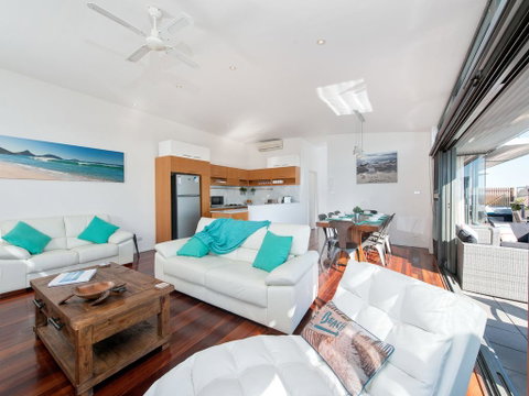 One Mile Cl, Townhouse 22, 26, The Deckhouse - Accommodation Redcliffe 1