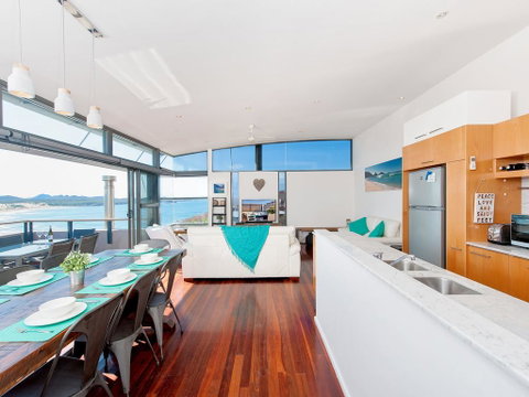 One Mile Cl, Townhouse 22, 26, The Deckhouse - Accommodation Redcliffe 3
