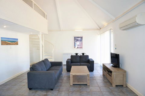 Osprey Holiday Village Unit 111 - Splendid 3 Bedroom Holiday Villa With A Pool In The Complex - Accommodation Redcliffe 2