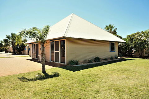 Osprey Holiday Village Unit 114 - Gorgeous 3 Bedroom Holiday Villa With A Pool In The Complex - Accommodation Redcliffe 1