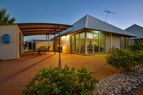 Osprey Holiday Village Unit 117 - Exquisite 3 Bedroom Holiday Villa With A Pool In The Complex - Accommodation Redcliffe 1