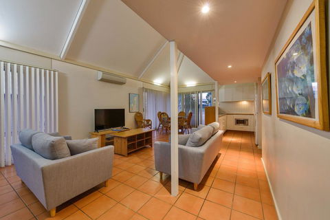 Osprey Holiday Village Unit 123 - Blissful 3 Bedroom Holiday Villa With A Pool In The Complex - Accommodation Redcliffe 1