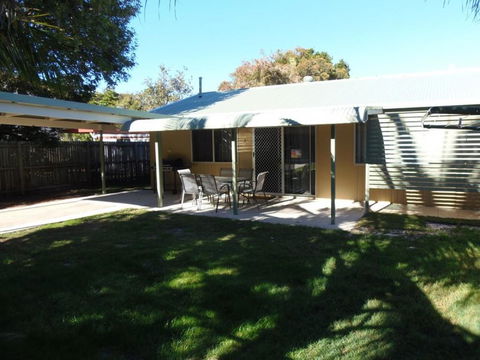 Palmgrove 2 - Rainbow Beach, Pet Friendly, Fully Fenced, Air Conditioned, Five Minutes To Beach - Accommodation Redcliffe 1