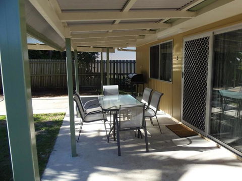 Palmgrove 2 - Rainbow Beach, Pet Friendly, Fully Fenced, Air Conditioned, Five Minutes To Beach - Accommodation Redcliffe 2
