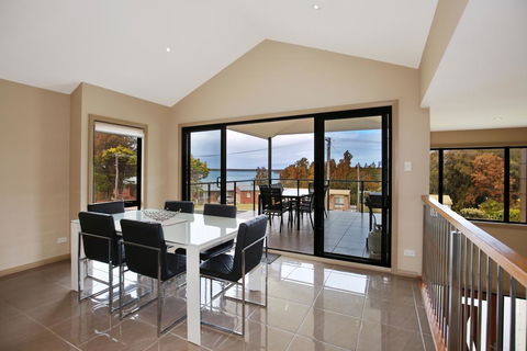 Panorama @ The Lake - Pet Friendly - 15 Mins To Hyams Beach - Accommodation Redcliffe 1
