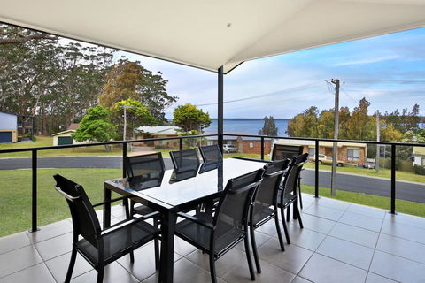 Panorama @ The Lake - Pet Friendly - 15 Mins To Hyams Beach - Accommodation Redcliffe 0