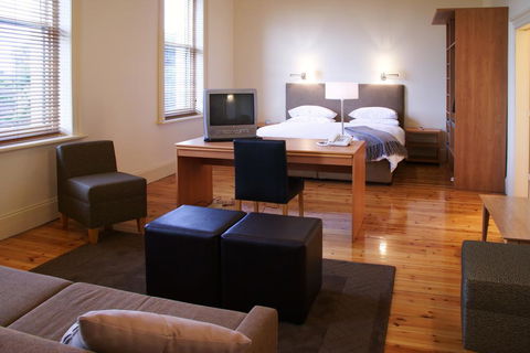 Park Hotel - Accommodation Redcliffe 1
