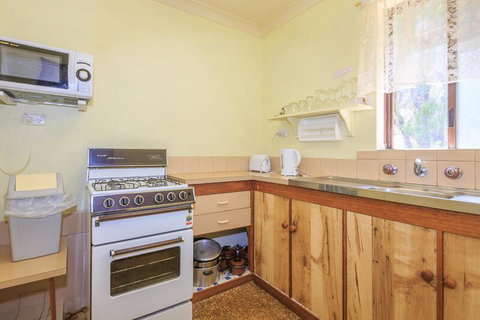 Peaceful Bay Chalet 9 - Accommodation Redcliffe 3