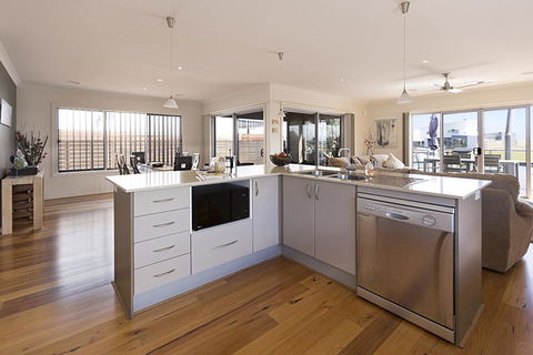 Pelican Landing - Stunning Lake King Views - Accommodation Redcliffe 1