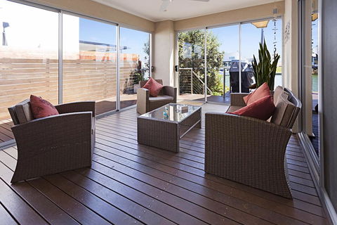 Pelican Landing - Stunning Lake King Views - Accommodation Redcliffe 3