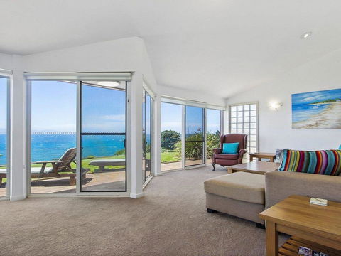 Penguin Head Retreat - Fabulous Views - Accommodation Redcliffe 0