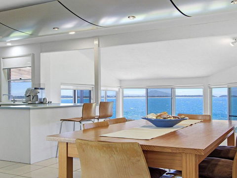 Penguin Head Retreat - Fabulous Views - Accommodation Redcliffe 2