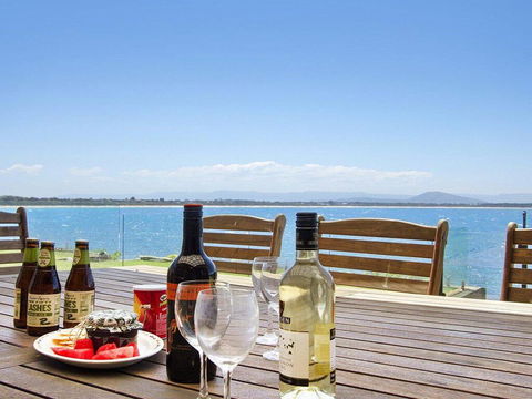 Penguin Head Retreat - Fabulous Views - Accommodation Redcliffe 3