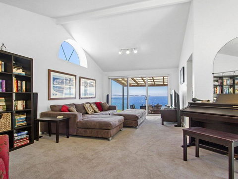 Penguin Head Retreat - Fabulous Views - Accommodation Redcliffe 1
