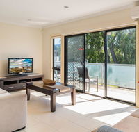 Penguins by the Beach - Accommodation Redcliffe
