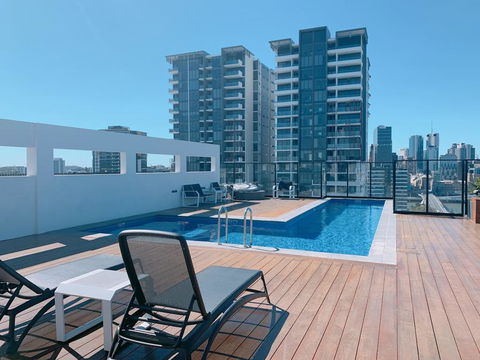 Perfect Location APT W Roof Top Pool/GYM - Accommodation Redcliffe 1
