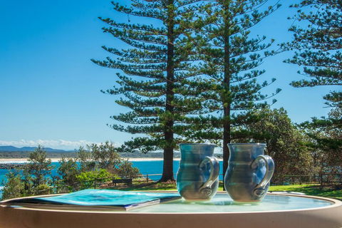 PERFECTLY POSITIONED BEACHFRONT APARTMENT-GREAT LOCATION WITH OCEAN VIEWS - Accommodation Redcliffe 0