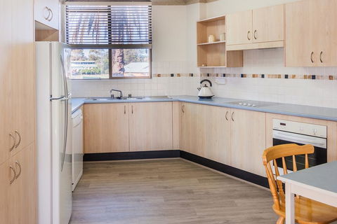 PERFECTLY POSITIONED BEACHFRONT APARTMENT-GREAT LOCATION WITH OCEAN VIEWS - Accommodation Redcliffe 1