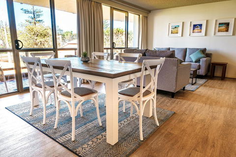 PERFECTLY POSITIONED BEACHFRONT APARTMENT-GREAT LOCATION WITH OCEAN VIEWS - Accommodation Redcliffe 2