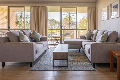 PERFECTLY POSITIONED BEACHFRONT APARTMENT-GREAT LOCATION WITH OCEAN VIEWS - Accommodation Redcliffe 3