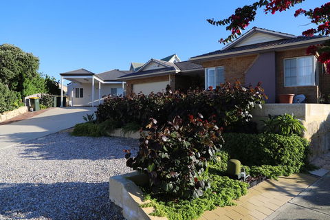 Perth Beachside Holiday House - Accommodation Redcliffe 1