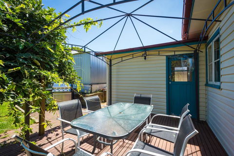 Pet Friendly Beach Cottage @ Ballingalla - Accommodation Redcliffe 1