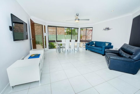 Pet Friendly Tomaree Rd 142 - Shoal Bay - Accommodation Redcliffe 0