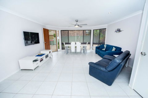 Pet Friendly Tomaree Rd 142 - Shoal Bay - Accommodation Redcliffe 1