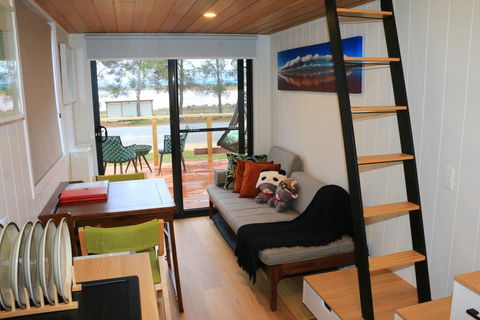 Pink Lake Tiny House - Accommodation Redcliffe 3