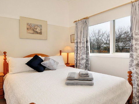 Plum Tree Cottage - Warm, Cosy & Walk To Town - Accommodation Redcliffe 3