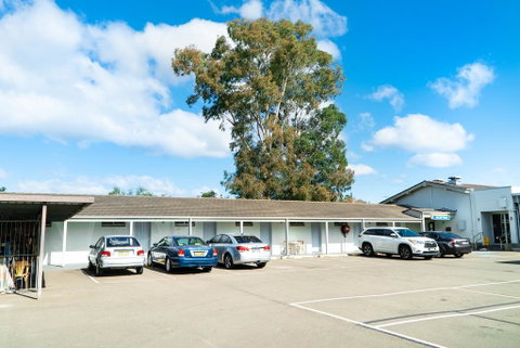Plumpton Hotel - Accommodation Redcliffe 1