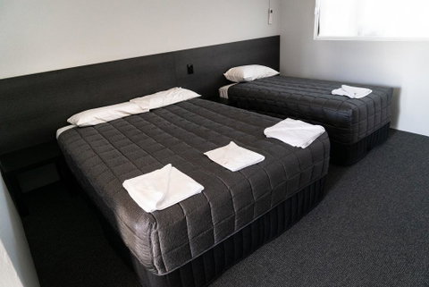 Plumpton Hotel - Accommodation Redcliffe 2