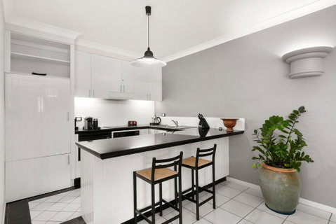 Poolside Apt. In Alamanda Beachfront Resort (55) - Accommodation Redcliffe 3
