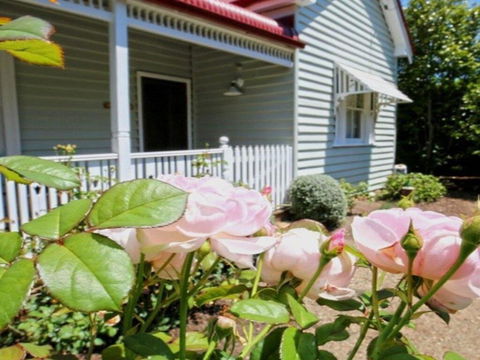 Poppy Cottage-delightful Pet Friendly Weatherboard - Accommodation Redcliffe 1