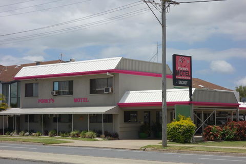 Porkys Motel - Accommodation Redcliffe 0