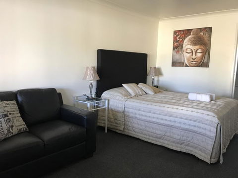 Porkys Motel - Accommodation Redcliffe 1
