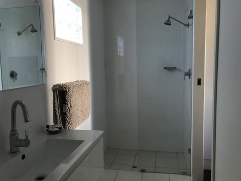 Porkys Motel - Accommodation Redcliffe 2
