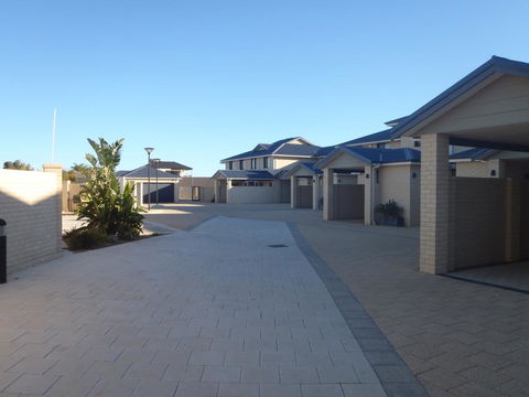 Port Denison Beach Resort - Accommodation Redcliffe 3