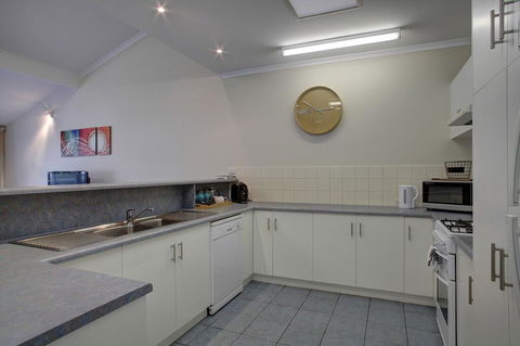 Port Lincoln Foreshore Apartments - Accommodation Redcliffe 3
